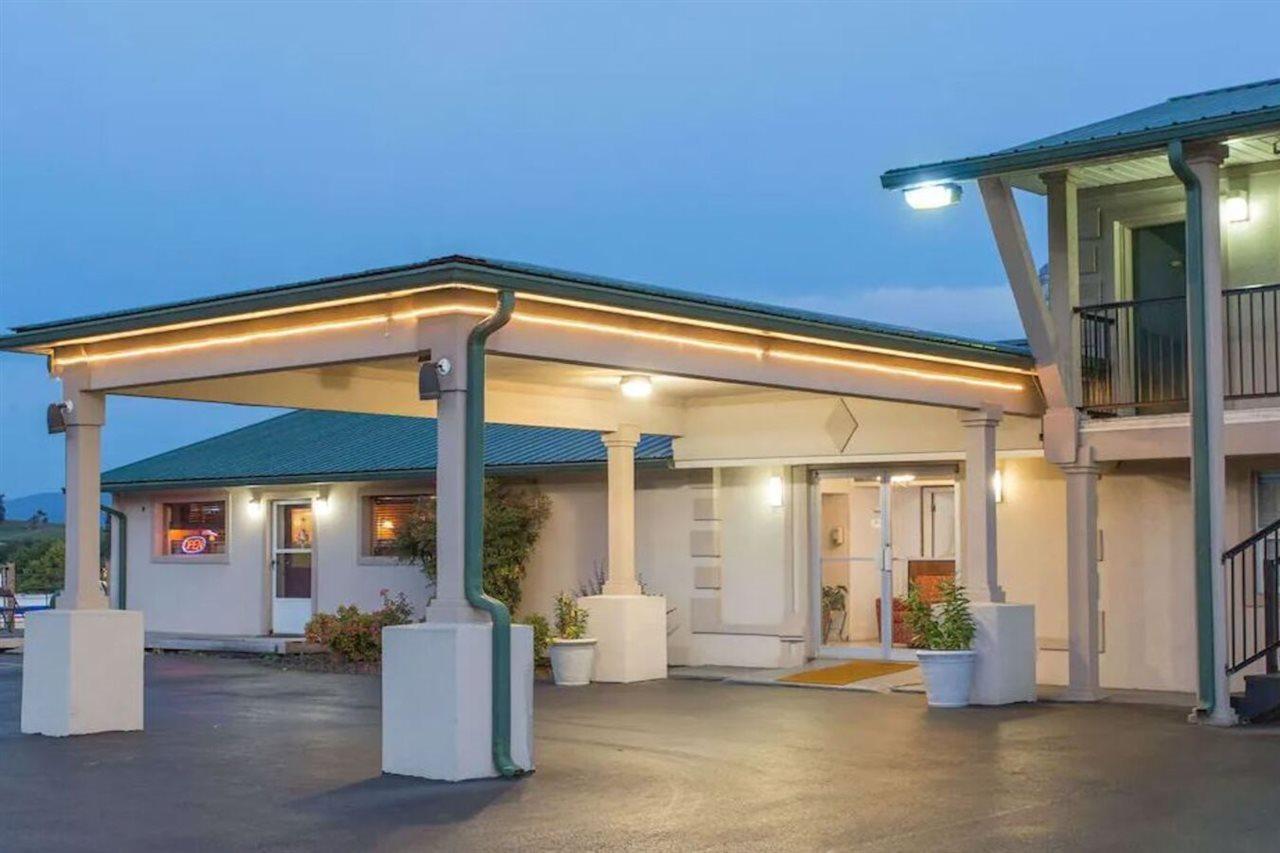 Knights Inn Glade Spring Dış mekan fotoğraf